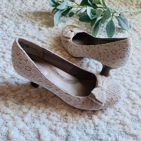 SOLD!White lace heels 👠 - Picture 2 of 7